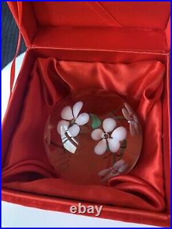 1990 Vintage GLASS EYE STUDIO Signed Rusu White Flowers Vine Glass Paperweight
