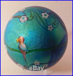 A RAVISHING Vintage 1979 ORIENT & FLUME FLORAL with PARROT Art Glass Paperweight