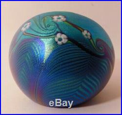A RAVISHING Vintage 1979 ORIENT & FLUME FLORAL with PARROT Art Glass Paperweight