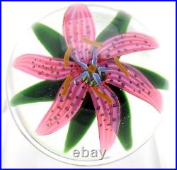 LARGE Steven LUNDBERG Magneta TIGER LILY Flower Art Glass Pedestal Paperweight