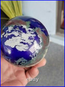 Nice vintage Lundberg studios art glass globe world paperweight