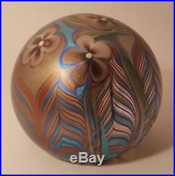 STUNNING & Vintage Signed 1978 ORIENT & FLUME FLORAL Motif Art Glass Paperweight