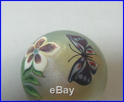 VINTAGE 1978 ORIENT & FLUME GOLD IRIDESCENT ART GLASS PAPERWEIGHT with BUTTERFLY